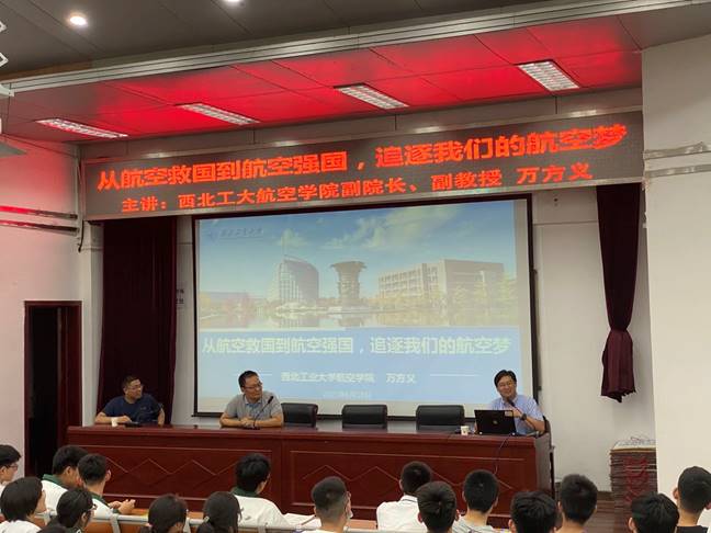 会议室里的人们描述已自动生成 会议室里的人们描述已自动生成