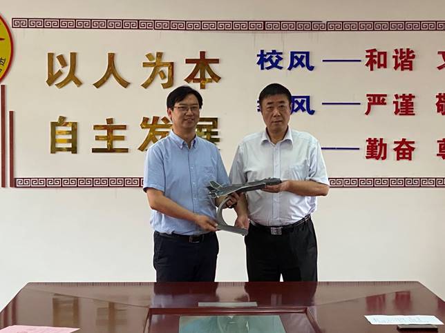 人们站在一起中度可信度描述已自动生成 人们站在一起中度可信度描述已自动生成